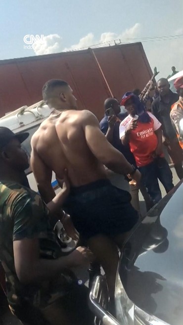 Detik-detik Anthony Joshua Dievakuasi Usai Kecelakaan Tragis