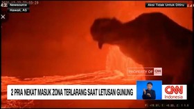 VIDEO: Dua Pria Nekat Masuk Zona Terlarang Saat Letusan Gunung