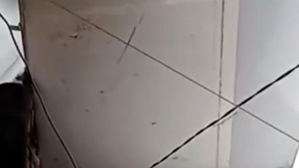 Bangkai Sayap Pesawat Timpa Rumah Akibat Puting Beliung di Bogor