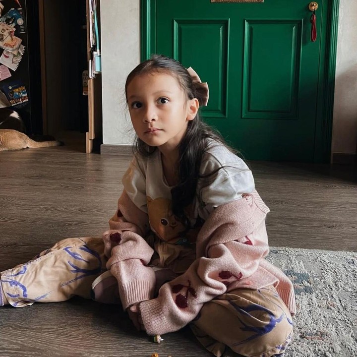 <p>Anak yang kerap disapa Suri ini lahir pada 24 September 2018. Tumbuh menjadi anak yang ceria dan memiliki paras cantik, Suri memiliki wajah yang mirip dengan sang Bunda. (Foto: Instagram @putmardisini)</p>