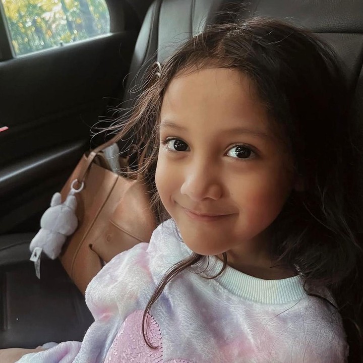 <p>Anak semata wayang Putri Marino ini kini sudah berusia tujuh tahun, Bunda. Melihat potretnya, tak sedikit netizen yang berkomentar bahwa paras cantik Suri mewarisi pesona dari sang Bunda. "Suri versi <em>sachet</em> Putri Marino," tulis akun Instagram<em> @dit****</em>. "Cantik banget Suriiii," kata <em>@ili****</em>. "Suri ternyata mirip mamaknya banget," tambah&nbsp;<em>@_je****</em>. (Foto: Instagram @putmardisini)</p>