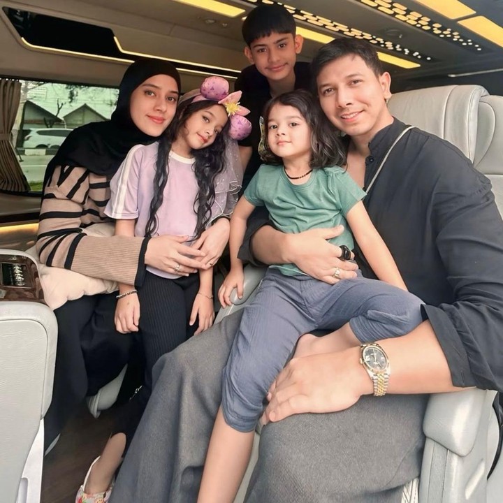 <p>Kehidupan anak artis Tanah Air tampaknya tak pernah lepas dari sorotan publik. Begitu pula dengan keluarga Fairuz A Rafiq dan Sony Septian. Artis kelahiran Jakarta ini dikaruniai tiga orang anak, Bunda. Salah satu yang turut menarik perhatian netizen adalah si bungsu, King Zhafi Zayyan Slofa. (Foto: Instagram @fairuzarafiq)</p>