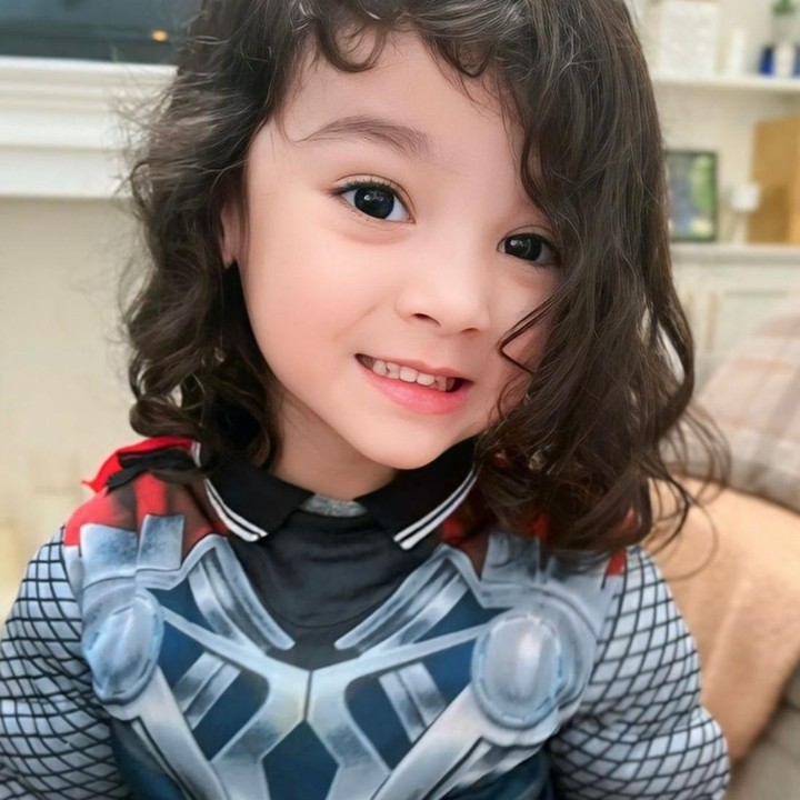 <p>Salah satunya komentar dari akun Instagram<em> @cib****</em> yang mengatakan, "Ganteng tapi cantik... Cantik tapi ganteng, gimana ya kalo blom tau bingung cewek apa cowok.. padahal cowo,". Selain itu, ada juga yang memuji paras tampan King Zhafi. "Masya Allah gantengnya, terbaik anaknya Fairuz Semuanya ok-ok semua," kata <em>@edy****</em>. Bahkan, ada juga netizen yang menilai King Zhafi mirip seperti pangeran Arab. "MasyaAllah persis pangeran Arab," tambah <em>@_ye****</em>. (Foto: Instagram @fairuzarafiq)</p>