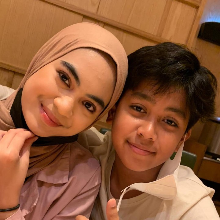 <p>Seperti yang diketahui, Kayla adalah anak perempuan Yulia dari pernikahan pertamanya dengan Luvi Triadi. Sedangkan Kiandra adalah anak laki-lakinya dari mantan suami keduanya, Demian Aditya. Meski beda ayah, Kayla dan Kiandra memiliki hubungan yang sangat dekat dan tampak akur, Bunda.&nbsp;(Foto: Instagram @yuliarachman_dearblack.id)</p>