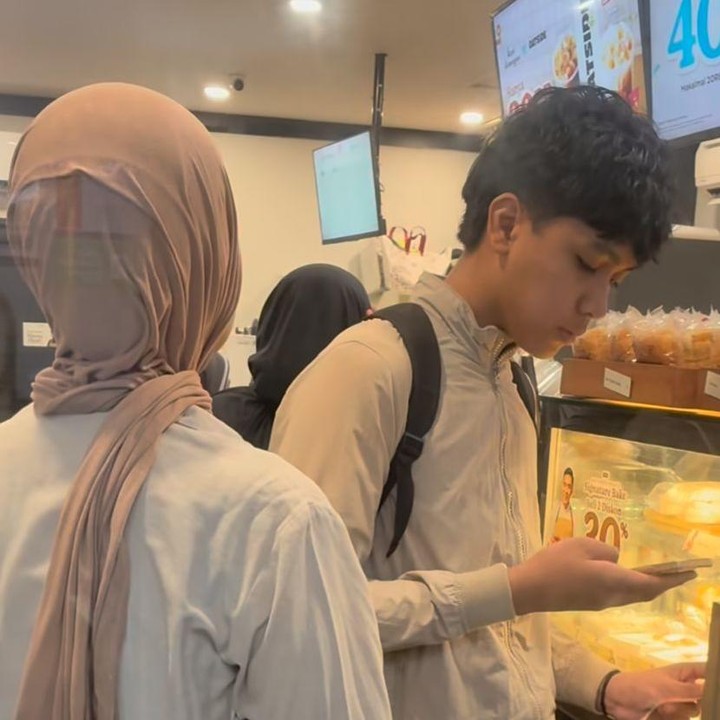 <p>Perempuan 48 tahun juga berharap agar putra dan putrinya ini saling menjaga satu sama lain sebagai saudara. &ldquo;Safar bersama mahram bukan hanya tentang aman, tetapi tentang saling menjaga karena kalian adik kakak yang dititipkan untuk saling melindungi dan saling menjaga dalam ketaatan,&rdquo; tuturnya.&nbsp;(Foto: Instagram @yuliarachman_dearblack.id)</p>