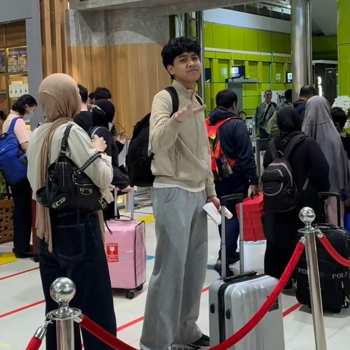 <p>Memiliki anak yang hubungannya akur tentu menjadi kebanggaan setiap orang tua. Hal inilah yang tengah dirasakan oleh Yulia Rachman saat mengantar kedua anaknya liburan bareng. (Foto: Instagram @yuliarachman_dearblack.id)</p>