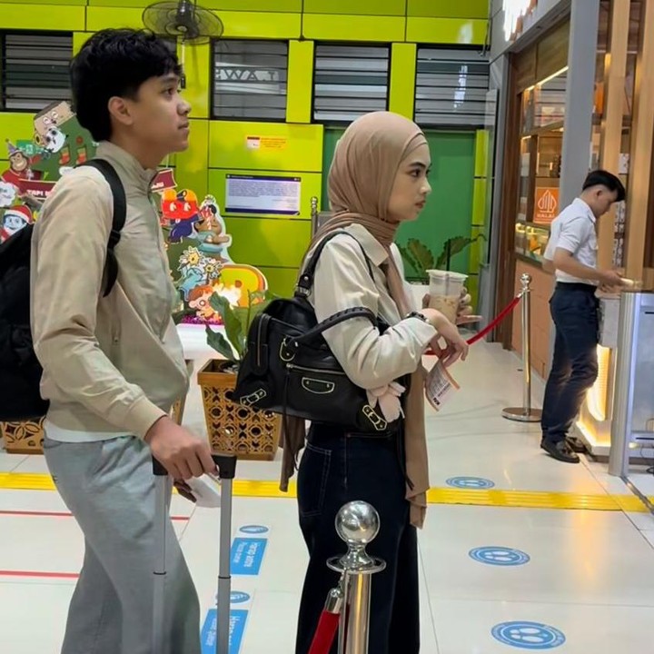 <p>Momen itu dibagikan langsung oleh sang artis lewat sebuah <em>postingan</em> terbaru di akun Instagram pribadinya. Dalam unggahan itu, Yulia terlihat mengantar Kayla dan Kiandra ke stasiun.&nbsp;(Foto: Instagram @yuliarachman_dearblack.id)</p>