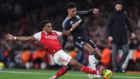Soccer Football - Premier League - Arsenal v Aston Villa - Emirates Stadium, London, Britain - December 30, 2025
Arsenal's Jurrien Timber in action with Aston Villa's Ollie Watkins REUTERS/David Klein