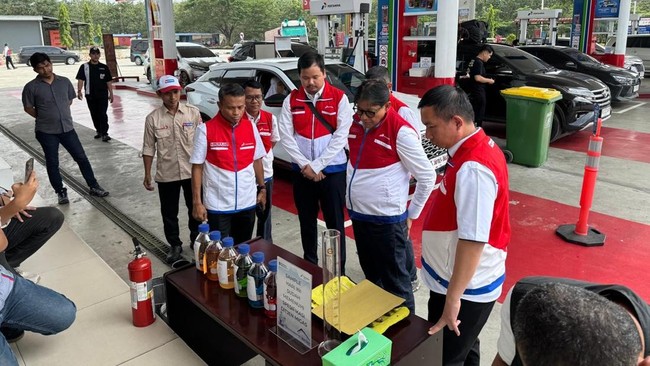 Komisaris Utama PT Pertamina Patra Niaga, Sudung Situmorang meninjau SPBU di Sumbagut untuk memastikan layanan energi aman selama Natal dan Tahun Baru 2026.