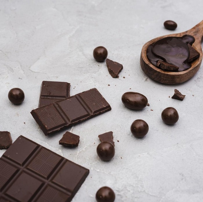 Cokelat hitam mengandung antioksidan yang membantu melindungi sel telur dari stres oksidatif. Konsumsi secukupnya juga dapat mendukung suasana hati dan keseimbangan hormon.