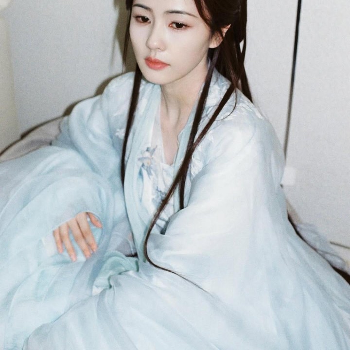 <p><em>Feud</em> merupakan drama terbaru yang dibintangi oleh Bai Lu. Berperan sebagai Li Qing Yue, makhluk abadi yang terikat takdir dengan Bai Jiu Si, seorang pemimpin sekte, dalam kisah romansa yang penuh konflik dan pengorbanan. (Foto: Instagram @bailu_923)</p>