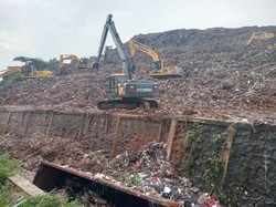 Gunung Sampah Bantargebang Longsor Timpa 3 Truk hingga Terperosok ke Kali