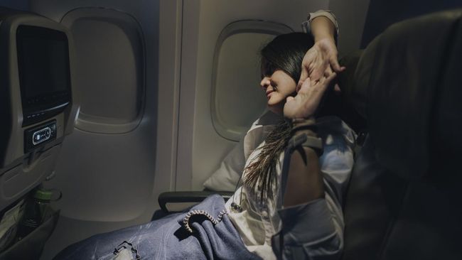 Agar penerbangan berjalan lancar dan tubuh tetap bugar hingga mendarat, ada beberapa hal yang bisa dilakukan sebelum dan selama perjalanan.