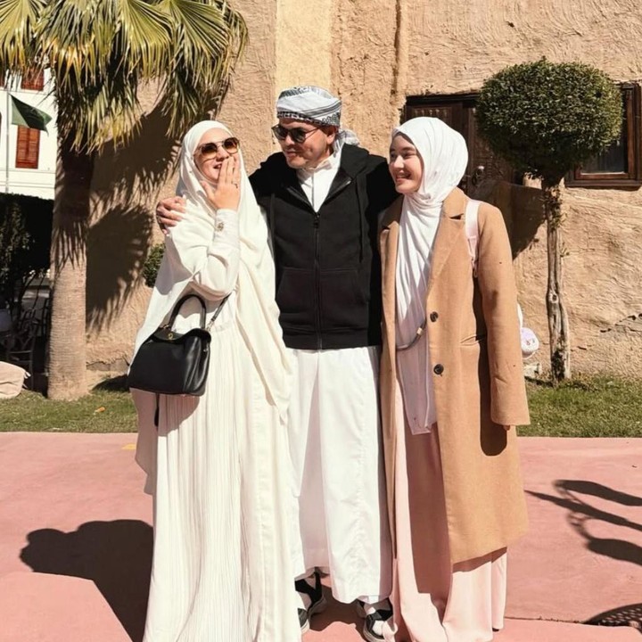 <p>Momen syahdu tersebut dibagikan langsung melalui akun Instagram milik Irish Bella. Melihat dari salah satu potret yang diunggah, Irish memperlihatkan kebersamaan mereka bertiga saat berkunjung ke Thaif, salah satu kota di Arab Saudi yang berada tak jauh dari Mekkah. "Alhamdulillah kembali ke Thaif bareng Cinta-cintaku. Semoga mendapatkan keberkahan dari salah satu tanah yang menjadi sejarah perjalanan Rasulullah SAW," tulis Irish Bella, dikutip dari akun Instagram <em>@_irishbella_</em>. (Foto: Instagram @_irishbella_)</p>