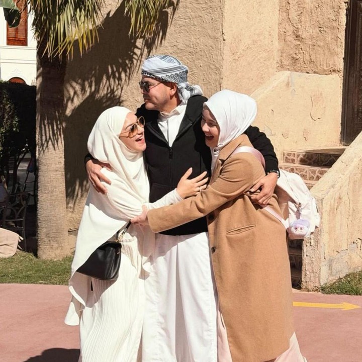 <p>Akhir tahun biasanya dimanfaatkan para artis Tanah Air untuk berlibur dan melepas penat. Namun, momen akhir tahun kali ini terasa berbeda bagi aktris cantik Irish Bella yang memilih untuk pergi menunaikan ibadah umrah ke Tanah Suci. Tak berangkat seorang diri, perempuan blasteran Indonesia&ndash;Belgia ini pergi bersama sang suami, Haldy Sabri, serta anak sambungnya, Hasya Ramadani Sabri. (Foto: Instagram @_irishbella_)</p>