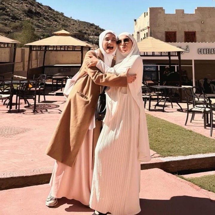 <p>Perempuan berusia 29 tahun ini juga tampak berpose bersama putri sambungnya, Hasya. Dalam potret tersebut, keduanya terlihat kompak mengenakan busana muslim berupa gamis berwarna putih, sementara Hasya melengkapi penampilannya dengan coat berwarna cokelat. (Foto: Instagram @_irishbella_)</p>