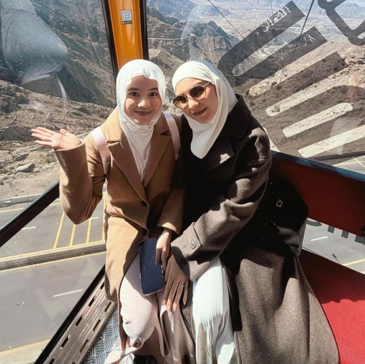 <p>Pada kesempatan yang sama, terlihat Irish bersama Haldy Sabri dan Hasya menaiki kereta gantung dengan latar pegunungan yang indah dan menyejukkan mata. Ketiganya tampak begitu menikmati momen bahagia tersebut, Bunda. (Foto: Instagram @_irishbella_)</p>