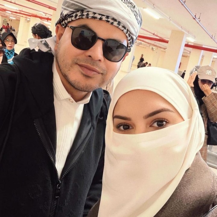 <p>Tak lengkap rasanya jika momen ini dilewatkan tanpa foto <em>selfie</em>. Irish pun membagikan <em>selfie</em> manisnya bersama sang suami. Dalam potretnya, terlihat Irish memakai cadar, sementara Haldy tampil mengenakan sorban di kepalanya. (Foto: Instagram @_irishbella_)</p>