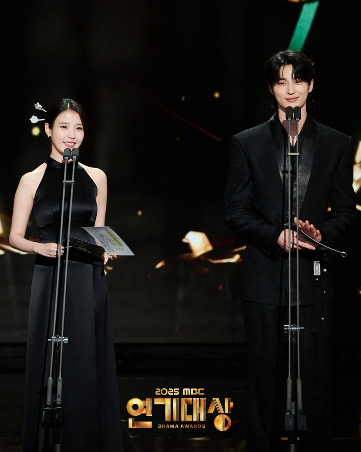 IU dan Byeon Woo Seok membacakan nominasi Drama of The Year di MBC Drama Awards 2025&period;