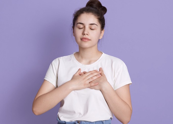 Jangan langsung panik, coba tarik napas dalam-dalam dan tetap tenang ketika melihat ular di dalam rumah./ Foto: Freepik.com/user18526052