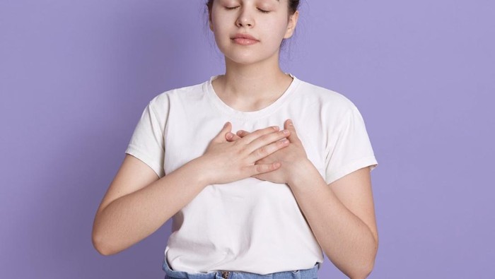 Jangan langsung panik, coba tarik napas dalam-dalam dan tetap tenang ketika melihat ular di dalam rumah./ Foto: Freepik.com/user18526052