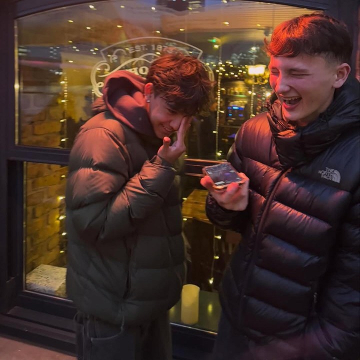 <p>Kabar ini diketahui langsung lewat <em>postingan</em> sang ayah di akun Instagram pribadinya. Dalam unggahan itu, Andrew terlihat membagikan beberapa foto sang putra.&nbsp;(Foto: Instagram @andrew.white._)</p>