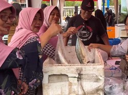 Jelang Tahun Baru, Gerai Ikan Dadakan di Lumajang Diserbu Warga