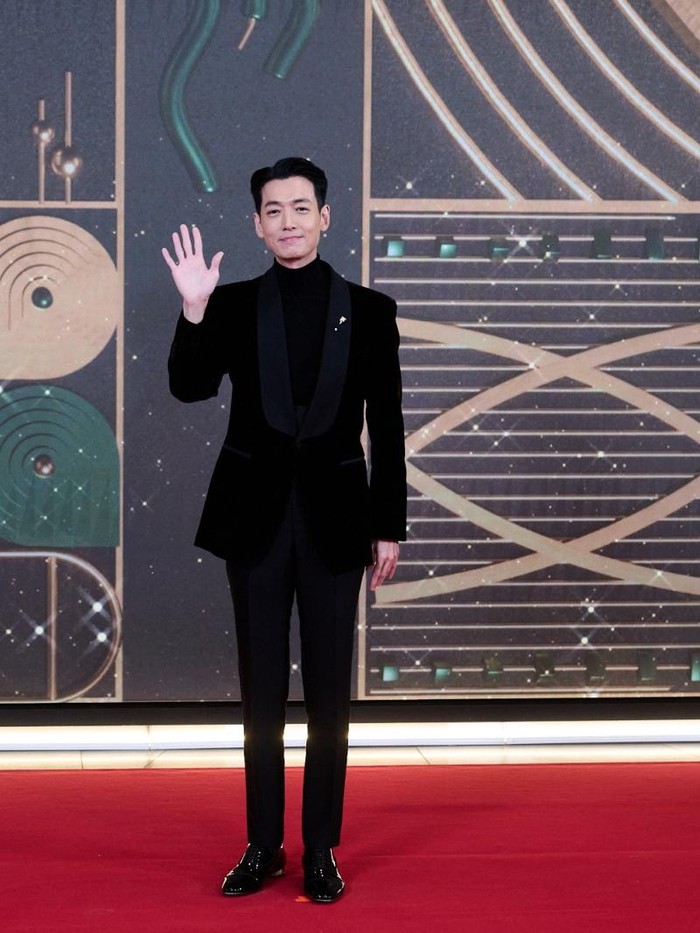 Senada dengan Lee Chae Min, Jung Kyung Ho juga tampil dengan gaya serba hitam di kesempatan kali ini./ Foto: soompi.com