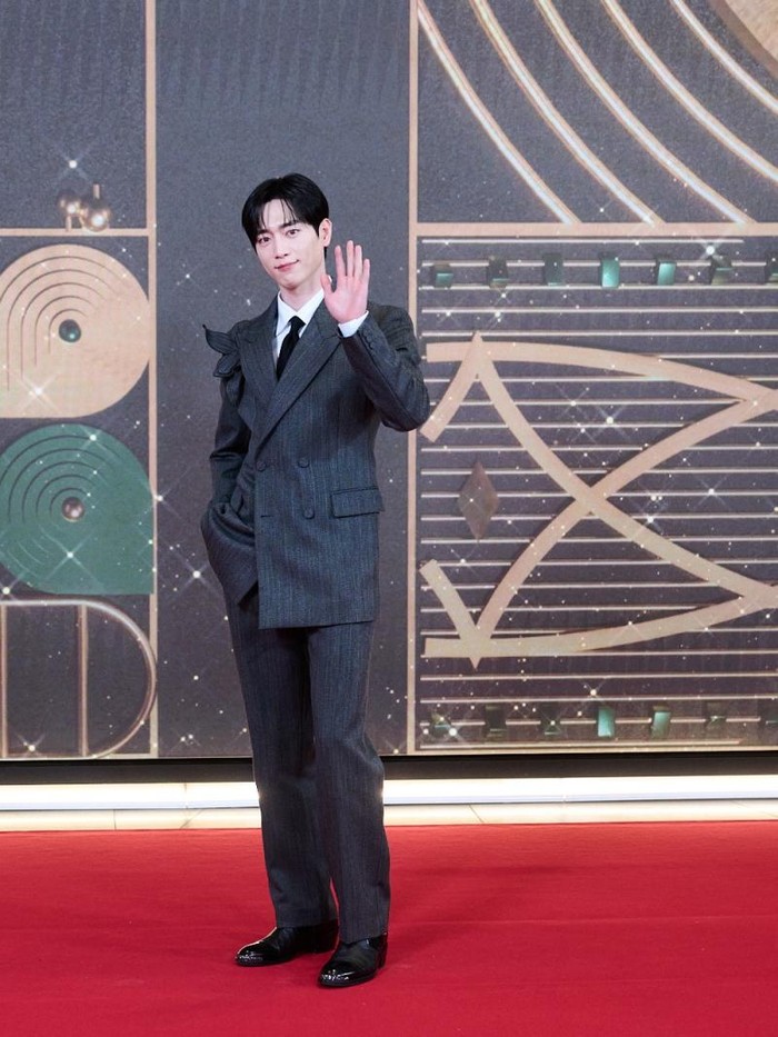 Tampil beda, Seo Kang Jun mengenakan setelan jas dan celana abu-abu untuk membalut kemeja putih dan dasi hitamnya./ Foto: soompi.com