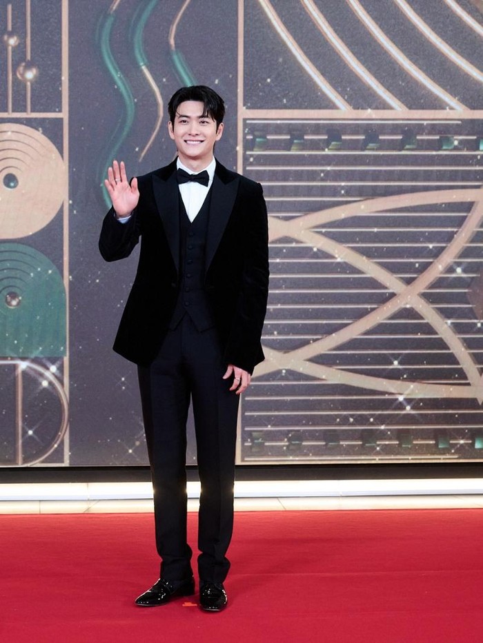 Senada dengan Cho Jun Young, Kang Tae Oh juga mengenakan dasi kupu-kupu hitam hingga jas hitam untuk penampilannya./ Foto: soompi.com