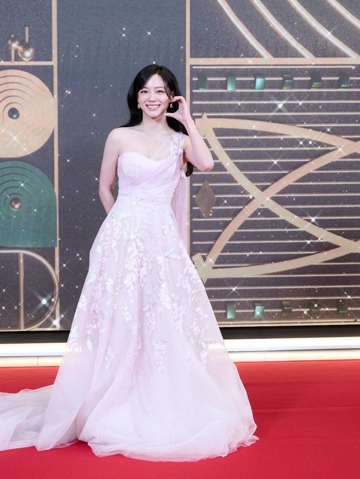 Bintang Moon River yakni aktris-penyanyi Kim Se Jeong terlihat cerah dan menawan dalam balutan pattern dress berwarna putih./ Foto: soompi.com