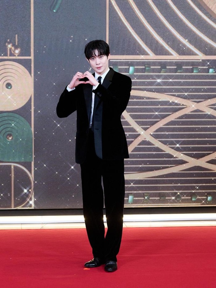 Kim Young Dae memancarkan pesona dengan gaya klasik menggunakan jas hitam, kemeja putih, serta dasi hitam./ Foto: soompi.com