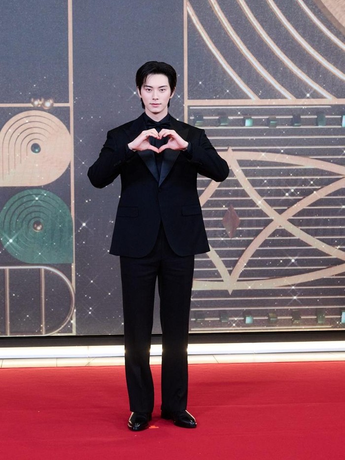 Lee Chae Min terlihat karismatik dengan all-black style mulai dari warna rambut, jas, celana, hingga sepatunya./ Foto: soompi.com