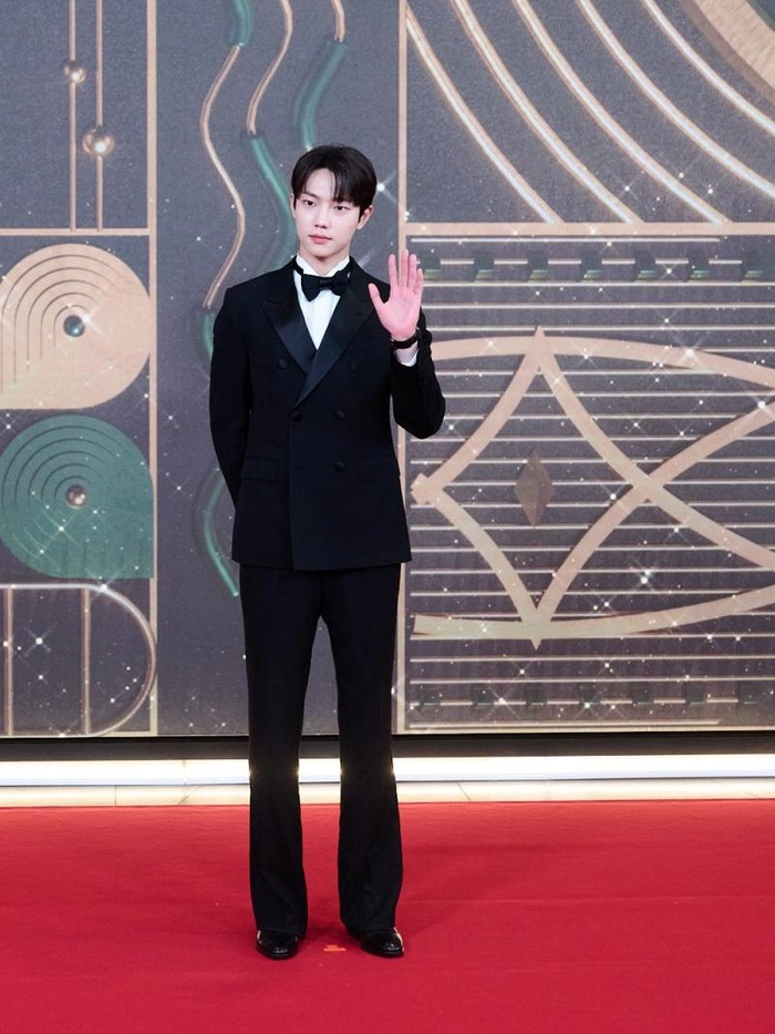 Cho Jun Young memamerkan gaya menawan dalam balutan jas hitam, kemeja putih, serta dasi kupu-kupu hitam./ Foto: soompi.com