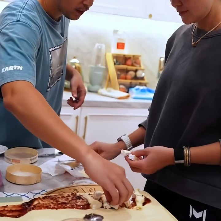 <p>Kali ini, Maxime memasak dengan ditemani sang istri tercinta, Luna Maya, yang setia mendampinginya dan ikut membantu di dapur. Keduanya tampak kompak, sesekali mereka berbagi tawa sambil menyiapkan hidangan spesial tersebut. (Foto: Instagram @lunamaya)</p>