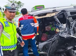 Xpander Oleng Tabrak Truk di Tol Pemalang, 1 Balita Tewas