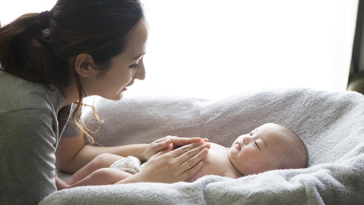 Ketahui Cara Pijat Bayi yang Benar, Waktu Terbaik dan Manfaatnya
