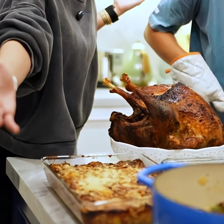 <p>Luna Maya dengan bangga memamerkan hasil masakan sang suami kepada para pengikutnya. Ia menunjukkan ayam kalkun buatan Maxime yang tampak matang sempurna dan sangat siap untuk disantap. (Foto: Instagram @lunamaya)</p>