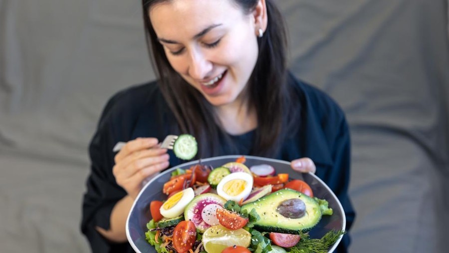 Beberapa makanan dapat membantu meningkatkan kualitas sel telur yang berperan besar dalam keberhasilan program hamil&period; Mulai dari buah beri&comma; sayuran hijau&comma; alpukat&comma; kacang&comma; ikan berlemak&comma; telur&comma; cokelat hitam hingga yogurt&period;