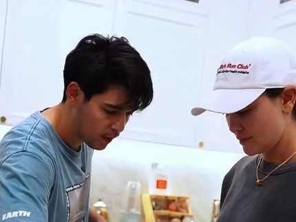 5 Potret Maxime Bouttier Masak Dibantu Luna Maya