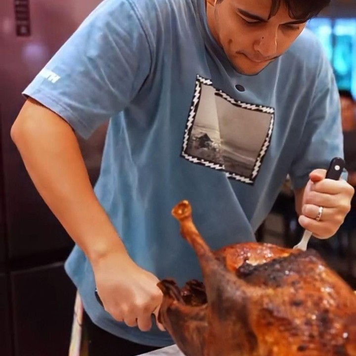 <p>Memasak memang sudah menjadi hobi Maxime. Tak heran jika ayam kalkun buatannya terlihat sangat menggugah selera, meski ini merupakan kali pertama ia memasaknya. (Foto: Instagram @lunamaya)</p>