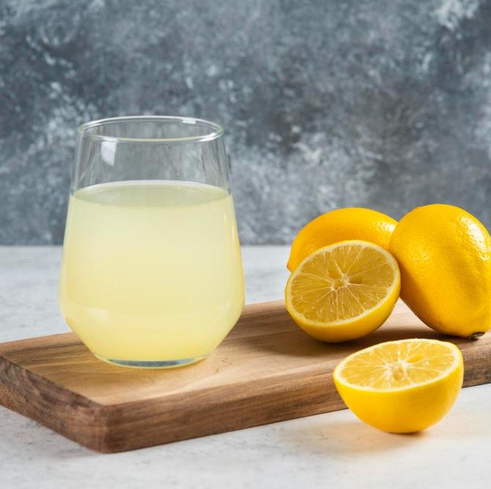 Orang yang alergi lemon memang jarang terjadi, tapi itu nyata. Jika kamu merasakan gatal, ruam, bengkak, bahkan sesak napas setelah minum air lemon, artinya kamu alergi lemon.