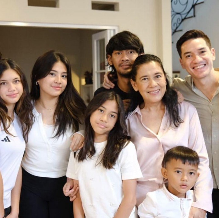 <p>Momen bahagia ini dibagikan langsung melalui akun Instagram suami Nana Mirdad, Andrew White. Dalam sejumlah potret yang diunggah, terlihat kedua anak Nana, Jason dan Sarah, serta anak-anak Kenang Mirdad, yakni Alaia dan sang adik, Aluna. Sementara itu, si bungsu Nathana Ghaza juga nampak hadir bersama anaknya yang bernama Alvaro. (Foto: Instagram @andrew.white._)</p>