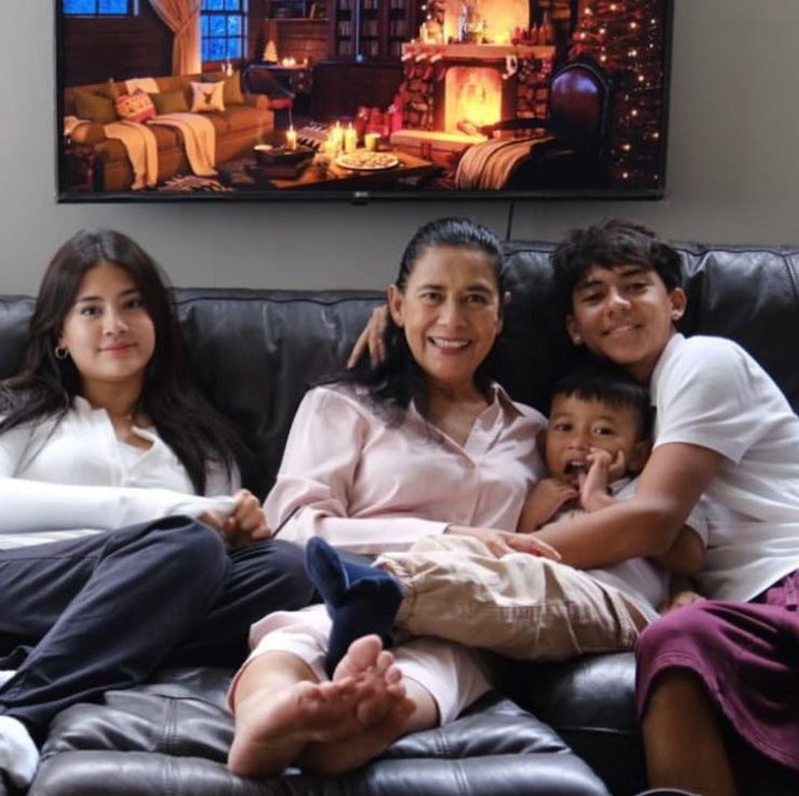 <p>Baik anak Nana Mirdad maupun sang adik, Kenang Mirdad, kini tumbuh dengan paras yang cantik dan tampan. Momen kebersamaan keluarga mereka pun sukses mencuri perhatian netizen. Salah satunya datang dari akun Instagram <em>@jul****</em> yang menyebut, "Sekeluarga matanya cantik semua,". "<em>Good looking</em> semua," tulis <em>@ata****</em>. "<em>Soo Soo Happy</em> buangeett kumpul dgn semua cucu2, Sering2 ya," ungkap <em>@lyd****</em>. "Keluarga dengan wajah2 estetik," tambah <em>@non****</em>. (Foto: Instagram @andrew.white.__</p>