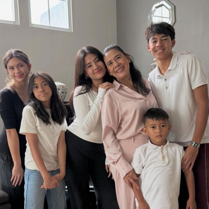 <p>Akhir tahun yang bertepatan dengan libur sekolah biasanya dimanfaatkan untuk berkumpul dan menghabiskan waktu bersama keluarga. Hal serupa baru-baru ini terlihat dari keluarga public figure Jamal Mirdad. Dalam momen ini, tampak anak dari Nana Mirdad, Kenang Mirdad, dan Nathana Ghaza Mirdad, <em>quality time</em> bersama sang nenek tercinta, Lydia Kandou. (Foto: Instagram @andrew.white._)</p>