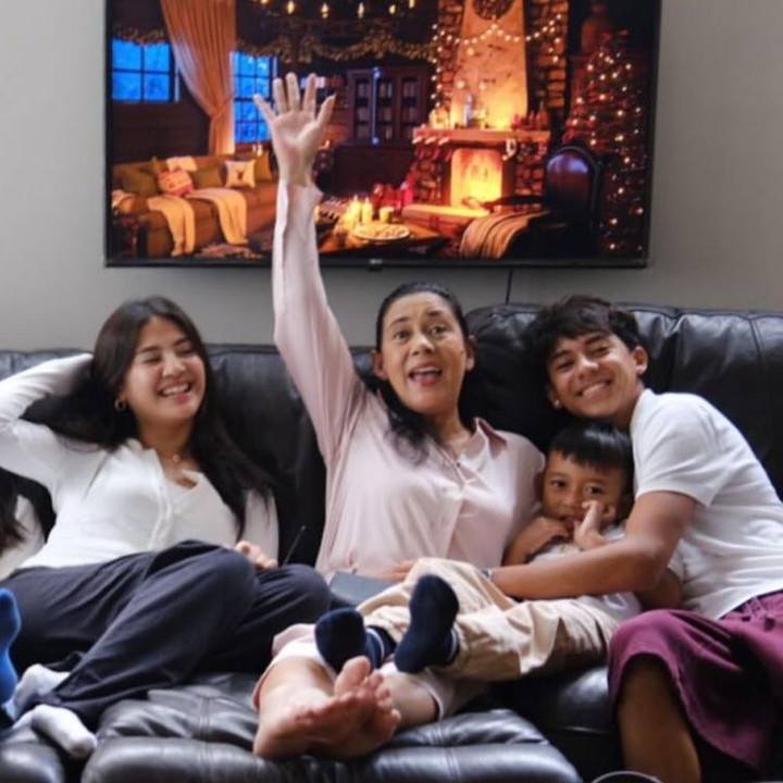 <p>Mereka terlihat begitu <em>happy</em> bisa menikmati momen berkumpul bersama sang nenek. Dalam caption-nya di Instagram, Andrew White pun ikut mengungkapkan rasa bahagianya. "Paket cucu utuh! Seneng bgt akhirnya semua cucu bisa terkumpul, udah pada beda kota semua. Banyak kejar-kejaran, banyak pelukan dan banyak senyuman. Dan ya, aku terdengar seperti paman tua tapi kok udah pada gede2 sih?" ungkap Andrew melalui Instagramnya. (Foto: Instagram @andrew.white._)</p>