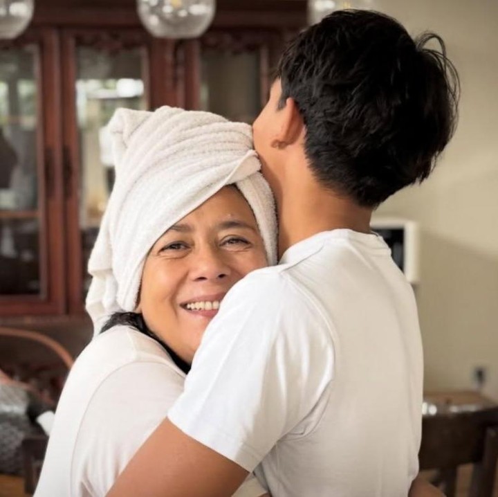 <p>Melihat dari salah satu potretnya, tampak putra dari Nana Mirdad, Jason, tengah memeluk erat sang nenek. Dari&nbsp;momen tersebut, terlihat jelas bahwa Jason memiliki hubungan yang dekat dengan neneknya, Lydia Kandou, Bunda. (Foto: Instagram @andrew.white._)</p>