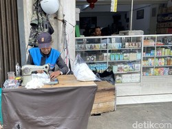 30 Tahun di Trotoar Tamim: Kisah Awun Penjahit Jalanan dan Mesin Tuanya