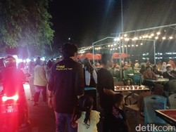 Warga Berburu Kuliner di Pantai Tak Berombak Maros di Malam Tahun Baru