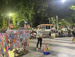 Pedagang Terompet Surabaya Sambat Sepi Pembeli di Malam Tahun Baru